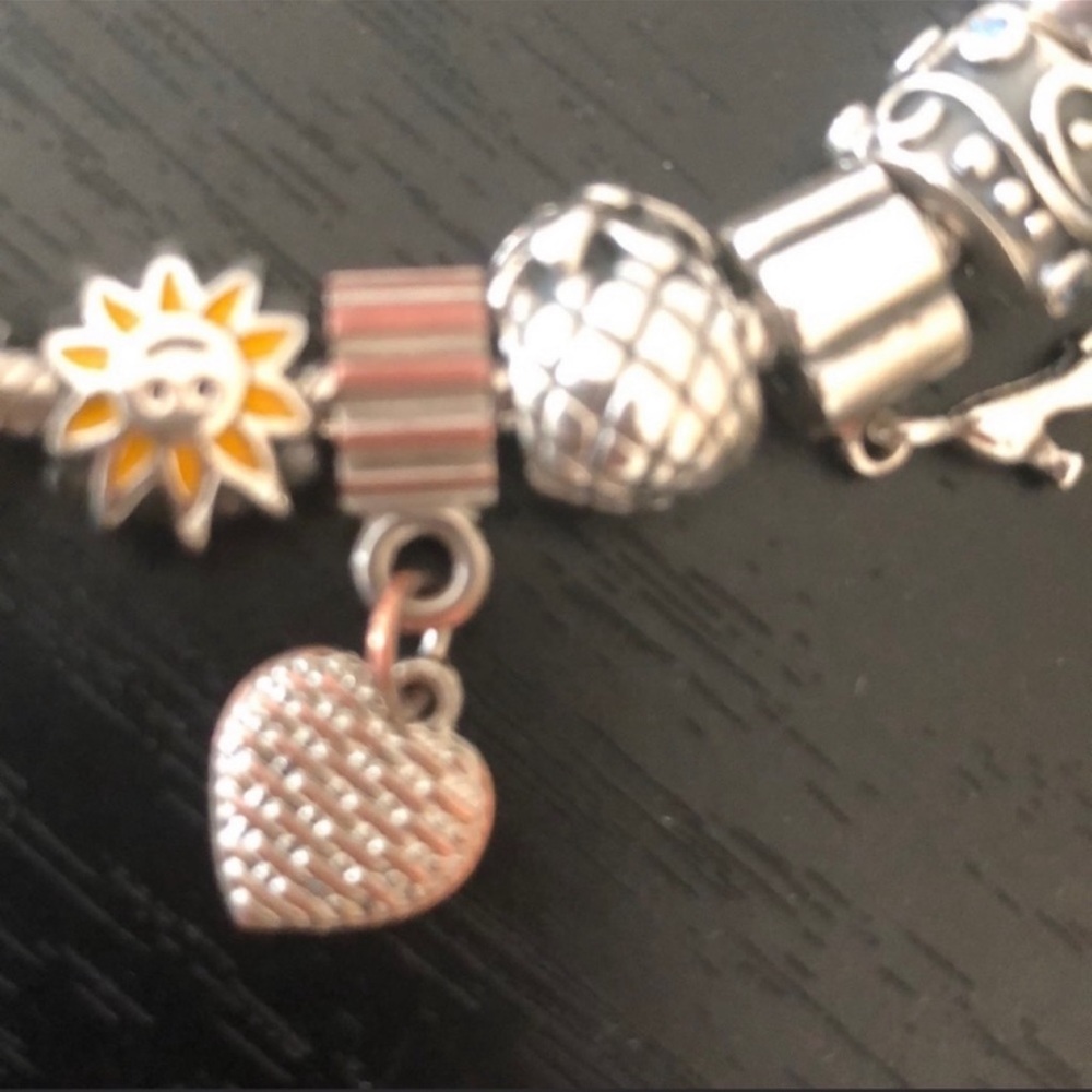 Authentic Pandora bracelet with sterling silver charms - Picture 6 of 16